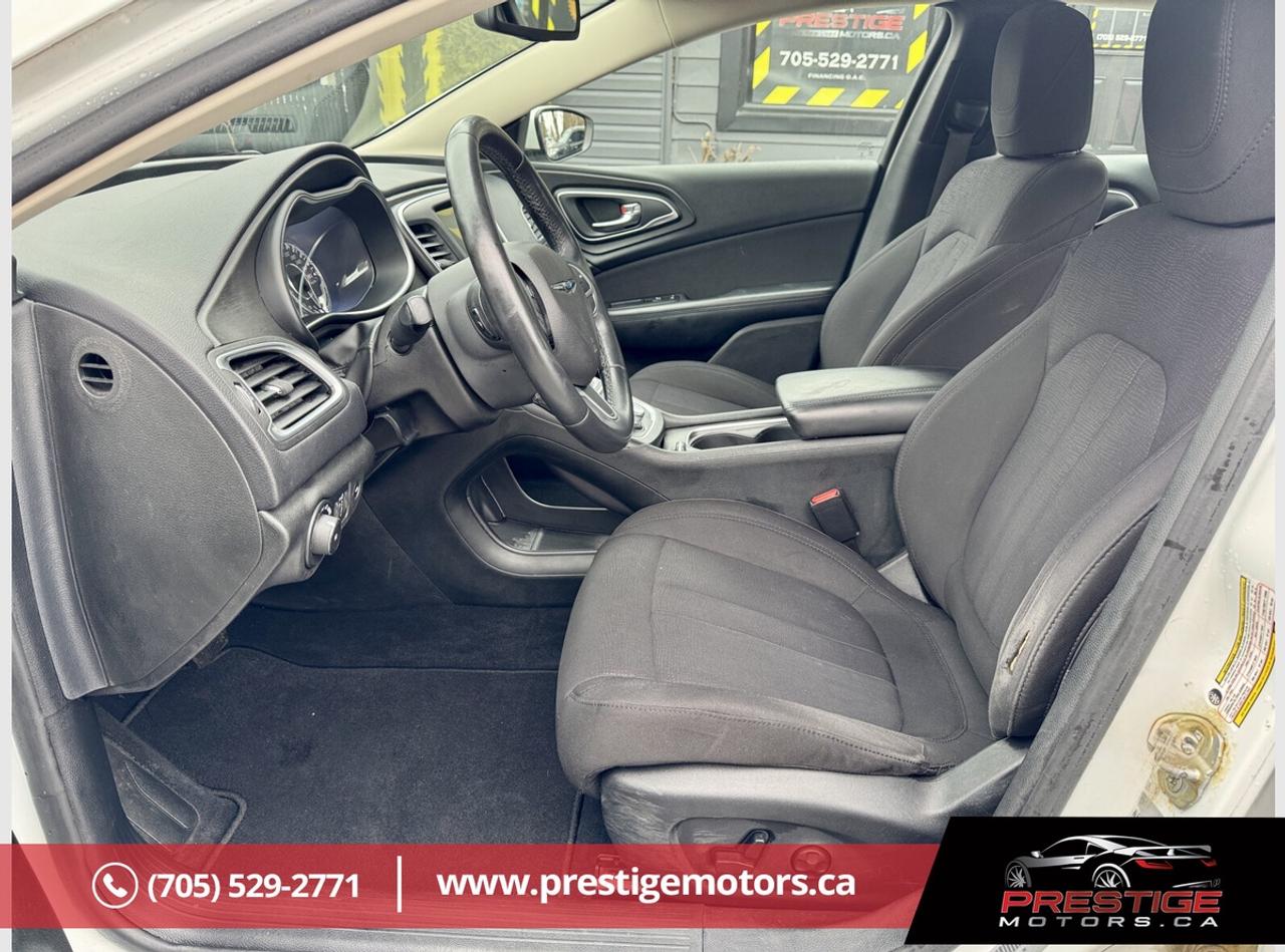 2015 Chrysler 200 Limited Photo