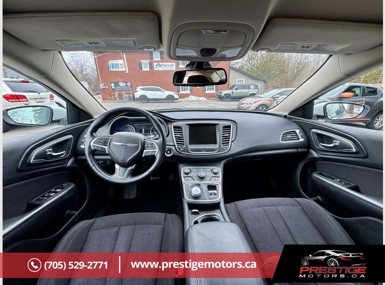 2015 Chrysler 200 Limited Photo
