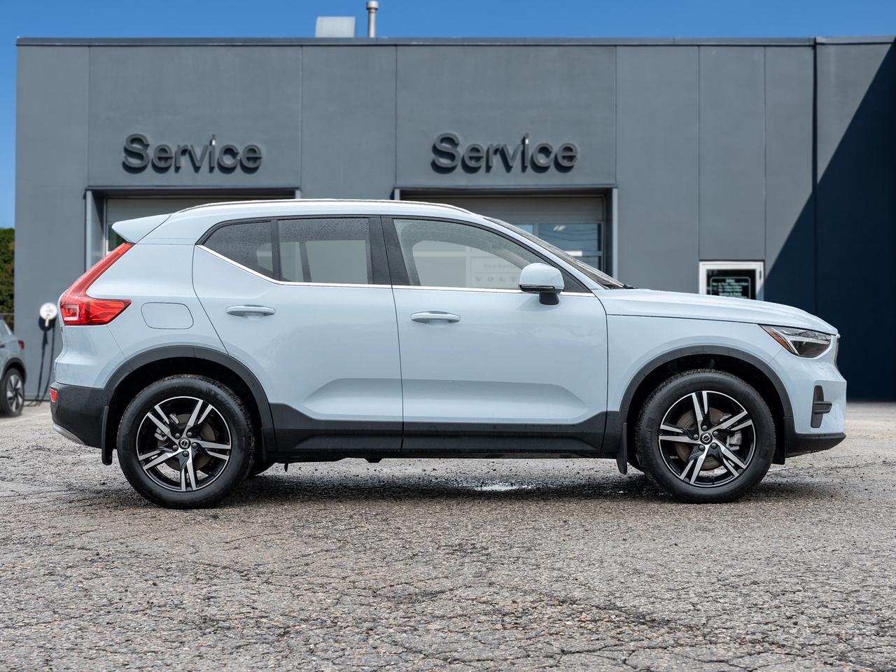 2025 Volvo XC40 B5 AWD Core  CPO FIN RATE 3.49%*(84 MONTH) Photo4