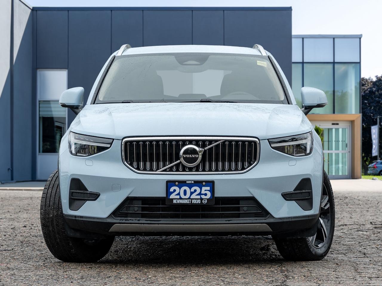 2025 Volvo XC40 B5 AWD Core  CPO FIN RATE 3.49%*(84 MONTH) Photo
