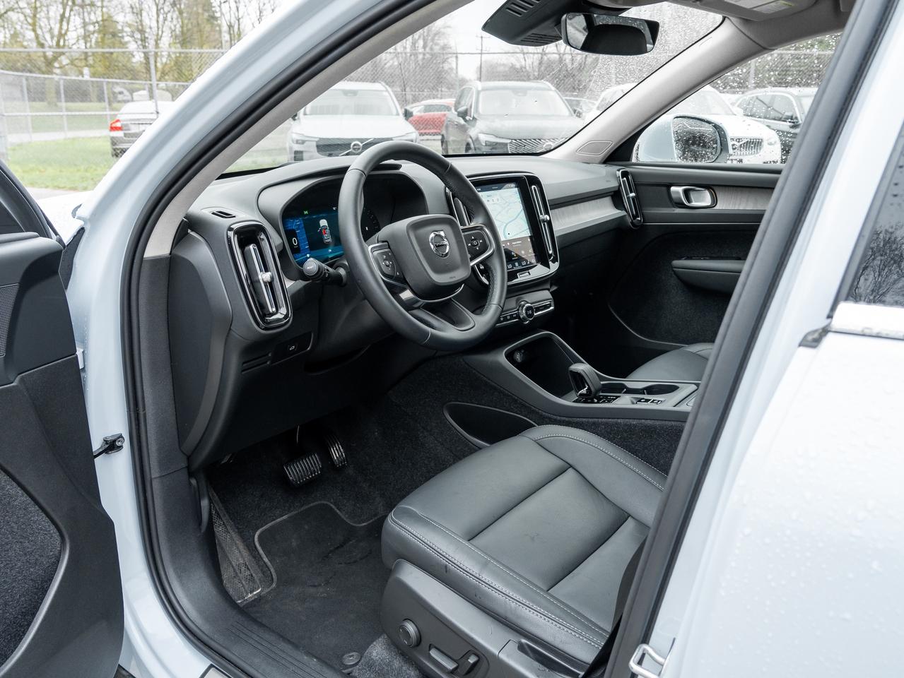 2025 Volvo XC40 B5 AWD Core  CPO FIN RATE 3.49%*(84 MONTH) Photo