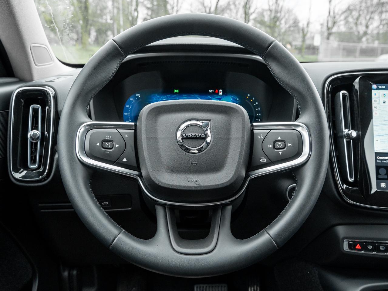 2025 Volvo XC40 B5 AWD Core  CPO FIN RATE 3.49%*(84 MONTH) Photo