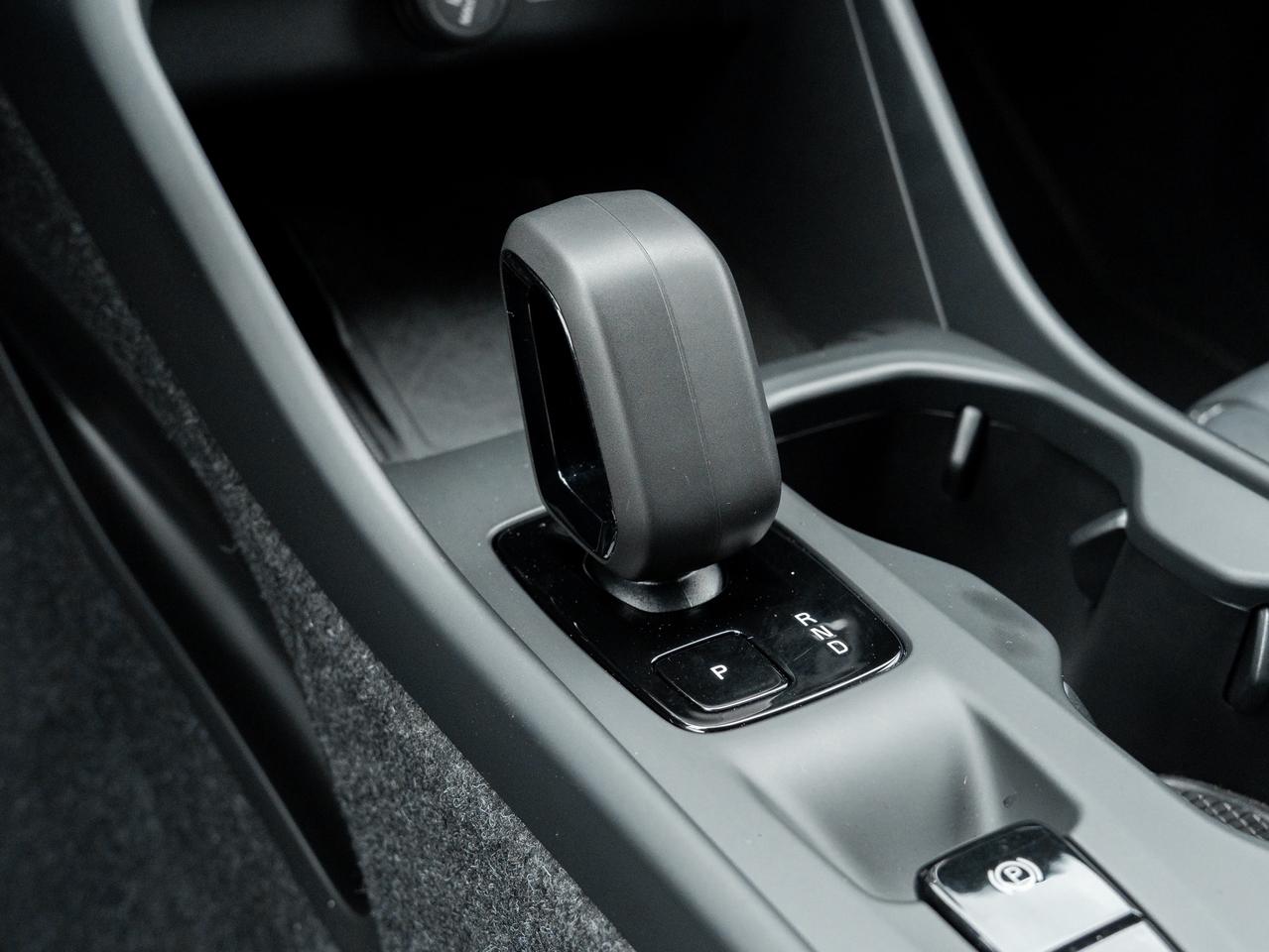2025 Volvo XC40 B5 AWD Core  CPO FIN RATE 3.49%*(84 MONTH) Photo