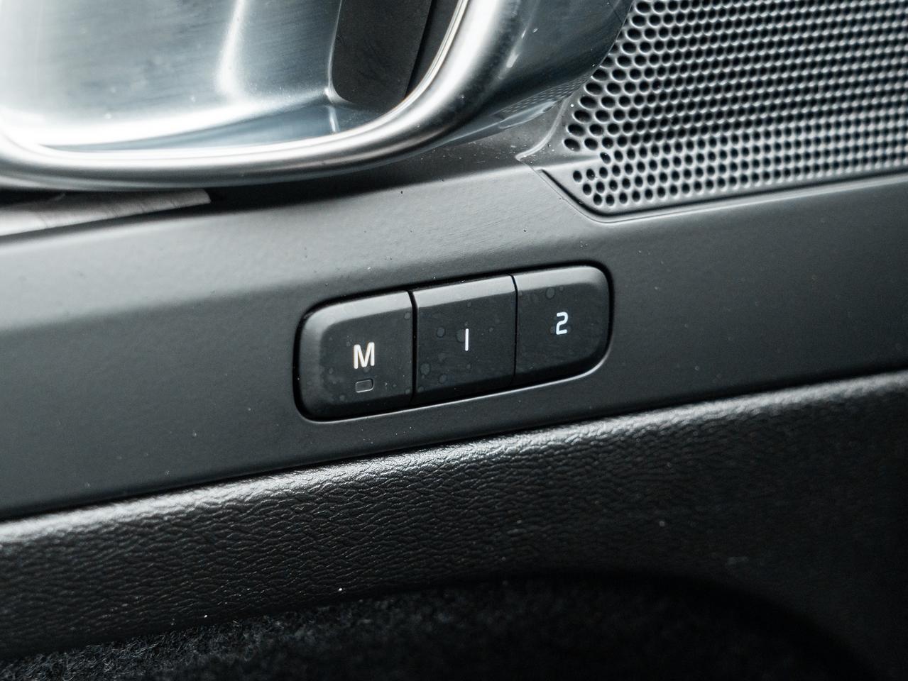2025 Volvo XC40 B5 AWD Core  CPO FIN RATE 3.49%*(84 MONTH) Photo