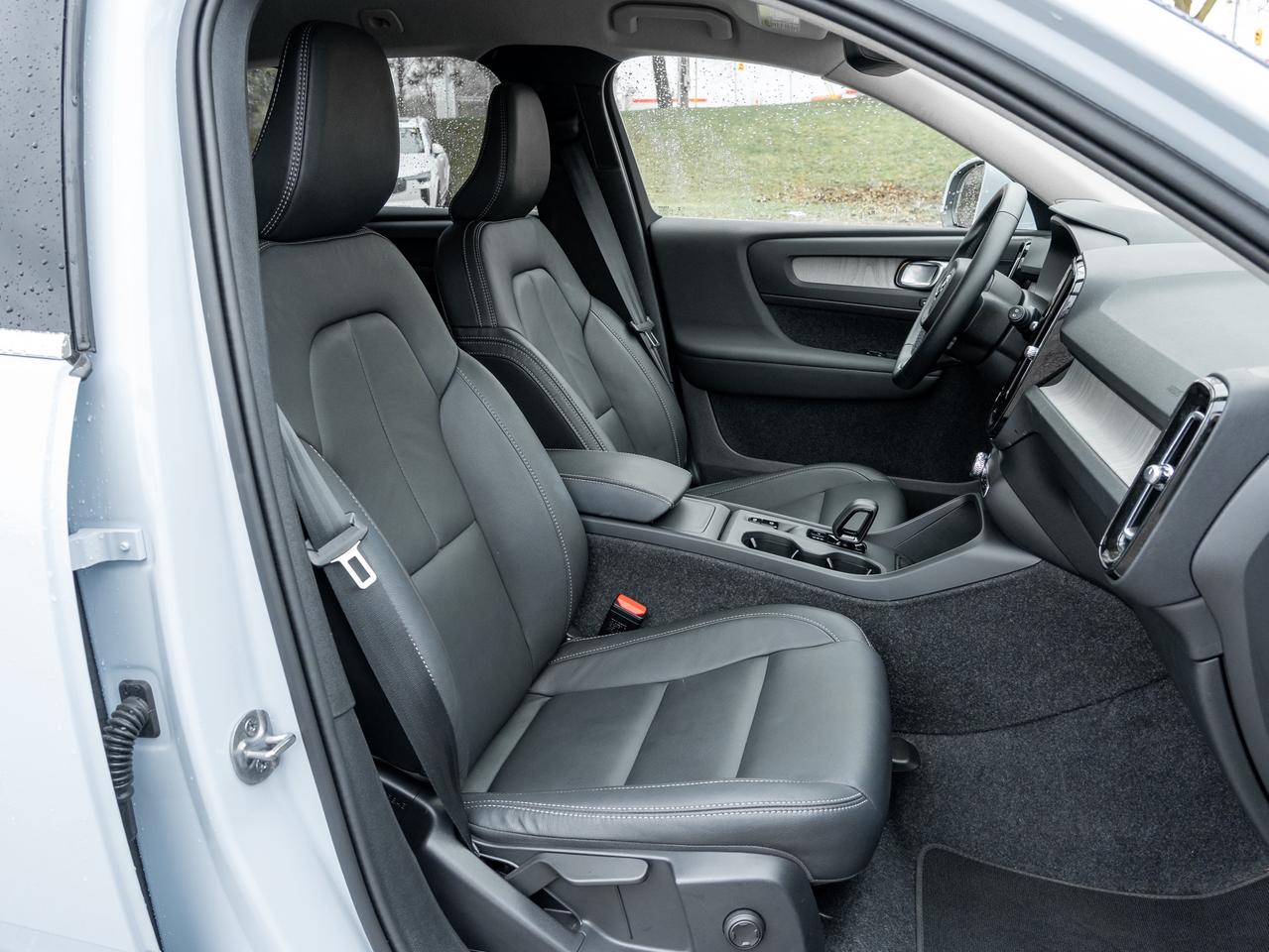 2025 Volvo XC40 B5 AWD Core  CPO FIN RATE 3.49%*(84 MONTH) Photo