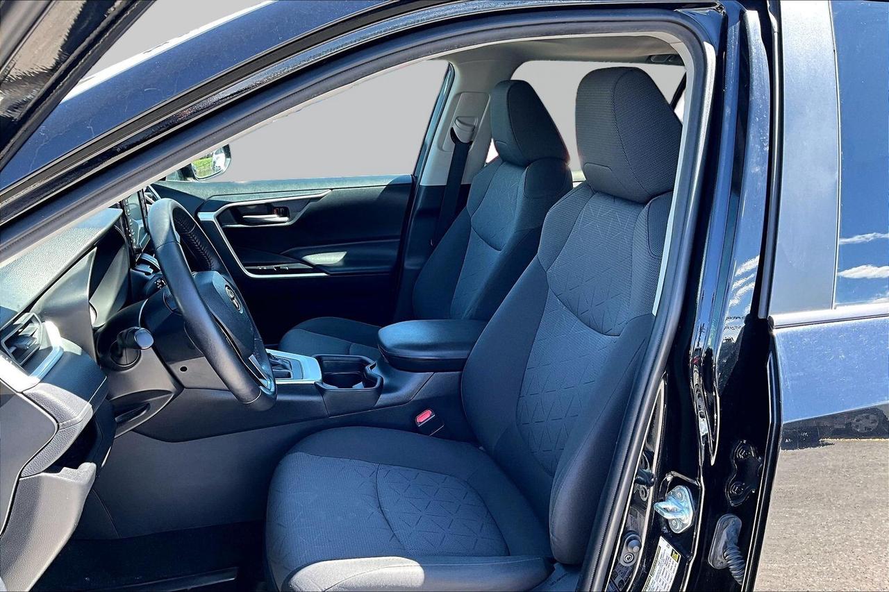 2021 Toyota RAV4 XLE AWD   SUNROOF   POWER TRUNK   HEAT SEATS/STEER Photo
