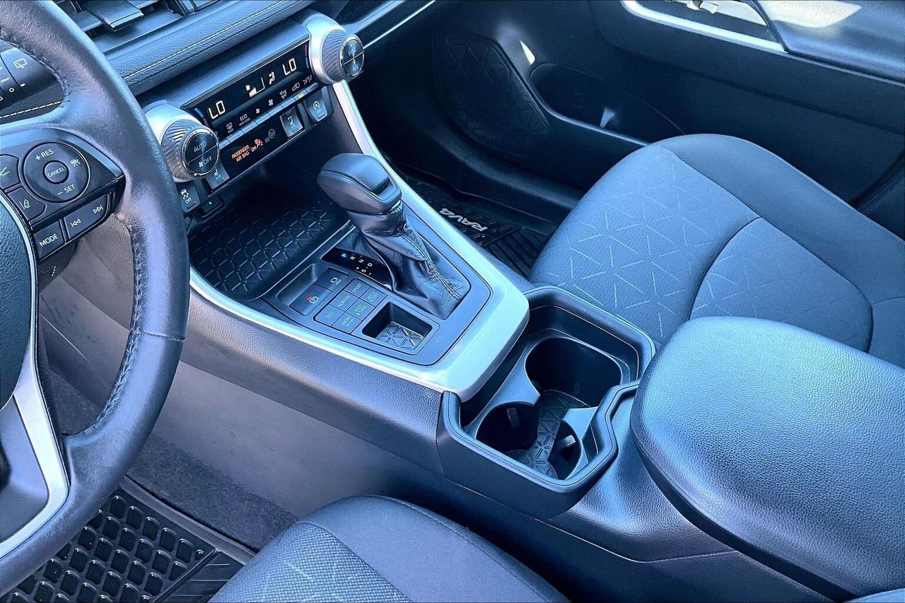 2021 Toyota RAV4 XLE AWD   SUNROOF   POWER TRUNK   HEAT SEATS/STEER Photo