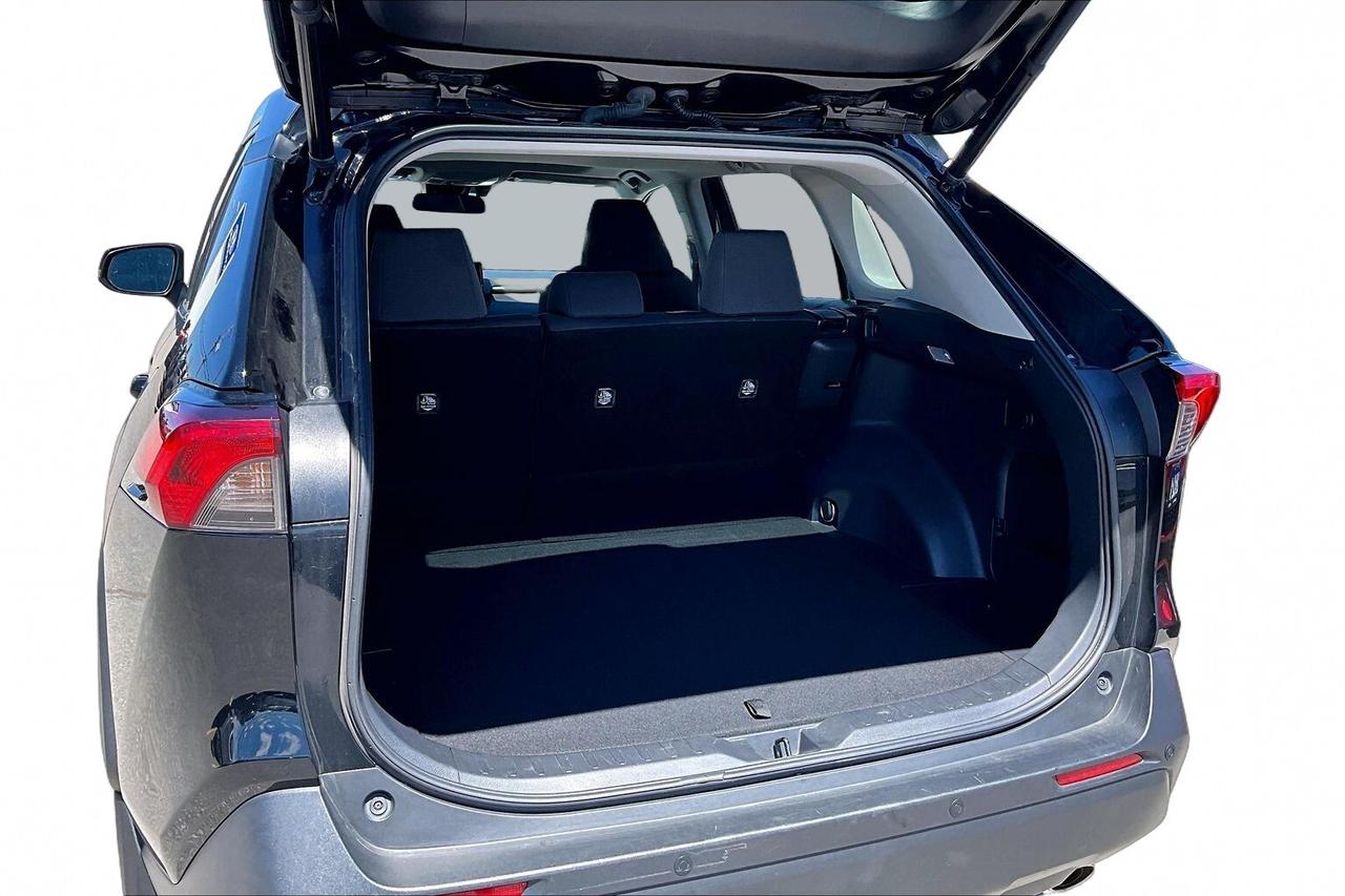 2021 Toyota RAV4 XLE AWD   SUNROOF   POWER TRUNK   HEAT SEATS/STEER Photo