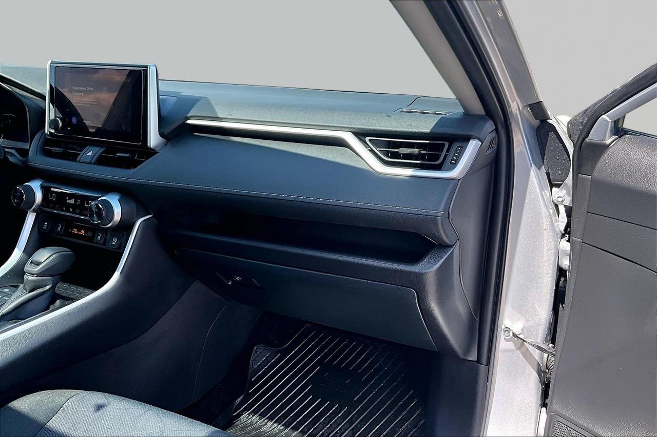 2025 Toyota RAV4 XLE AWD   SUNROOF   HEAT SEAT/STEER   ADAPT CRUISE Photo