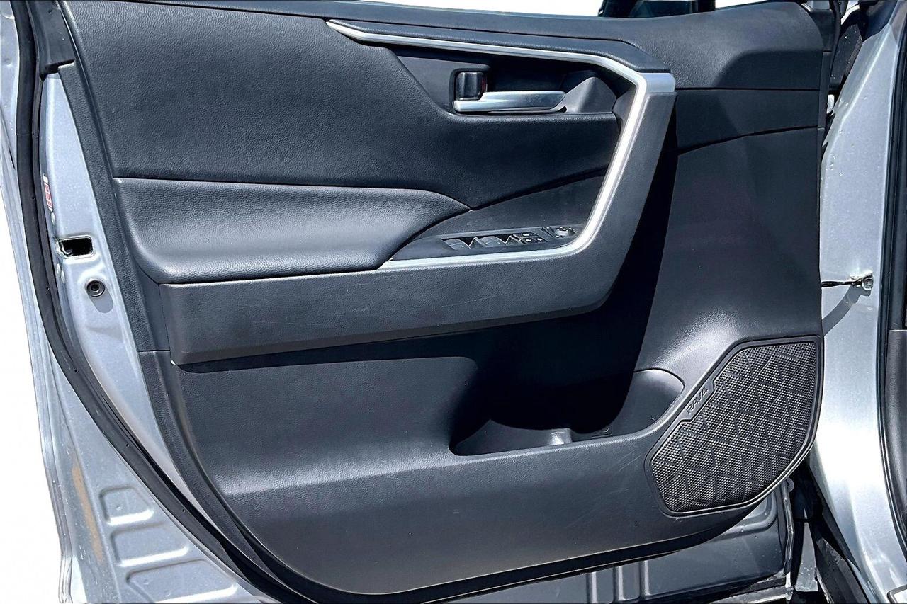 2025 Toyota RAV4 XLE AWD   SUNROOF   HEAT SEAT/STEER   ADAPT CRUISE Photo