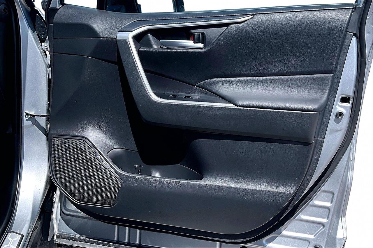 2025 Toyota RAV4 XLE AWD   SUNROOF   HEAT SEAT/STEER   ADAPT CRUISE Photo