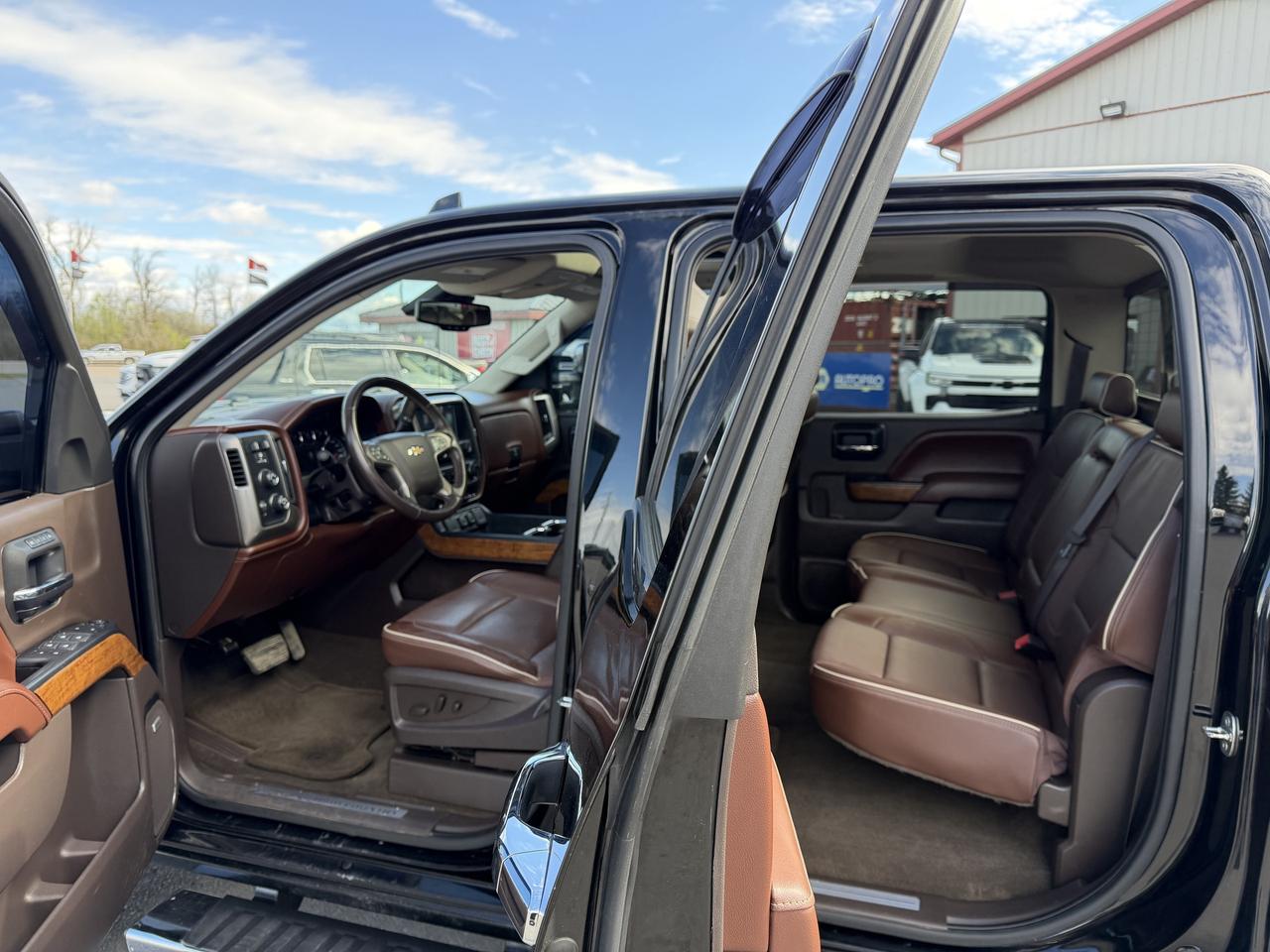 2015 Chevrolet Silverado 1500 4WD Crew Cab 143.5  High Country Photo