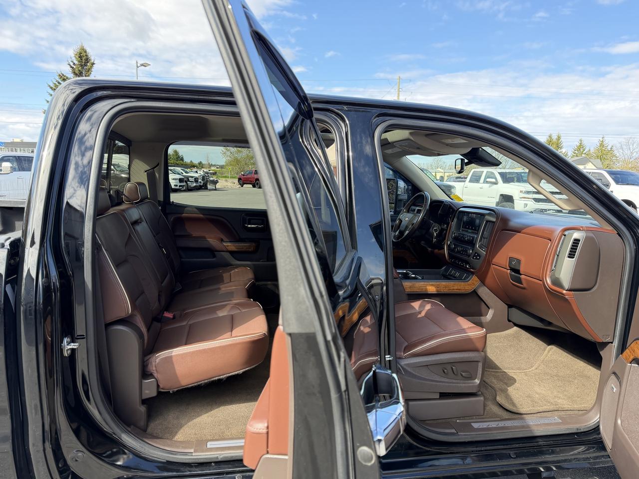 2015 Chevrolet Silverado 1500 4WD Crew Cab 143.5  High Country Photo
