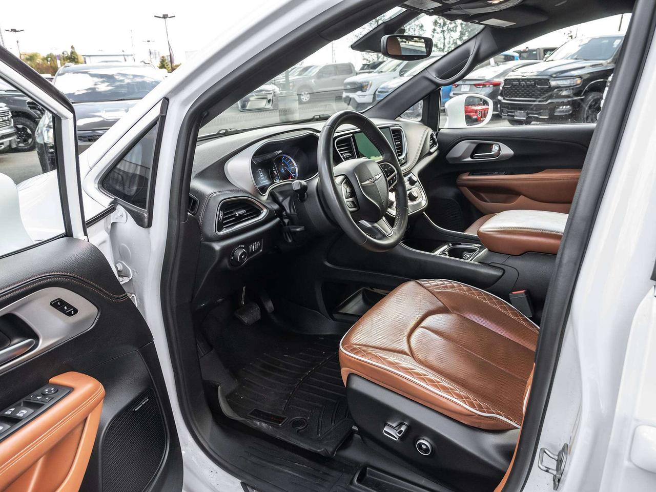 2024 Chrysler Pacifica PINNACLE  HYBRID  LOW KMS Photo