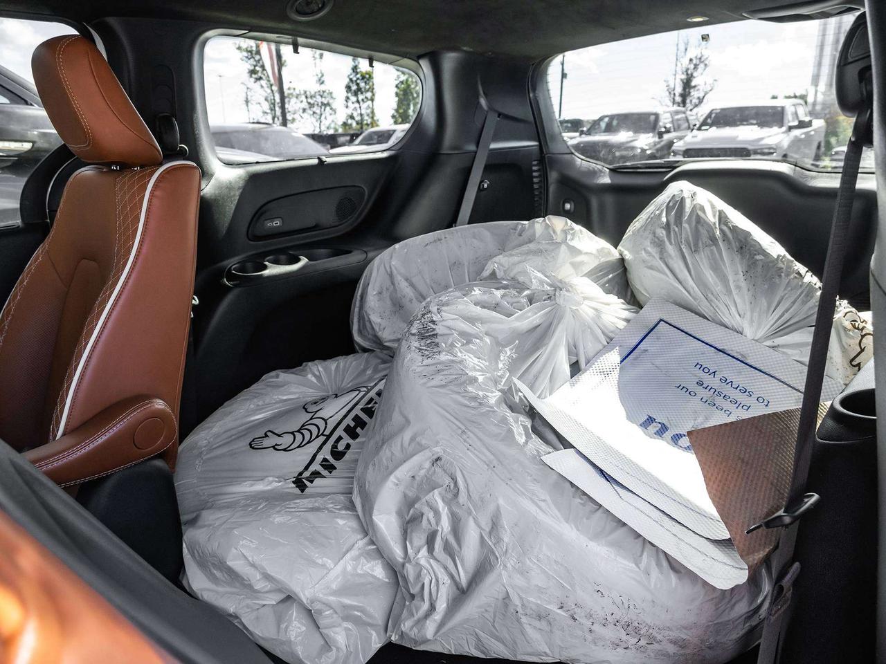 2024 Chrysler Pacifica PINNACLE  HYBRID  LOW KMS Photo