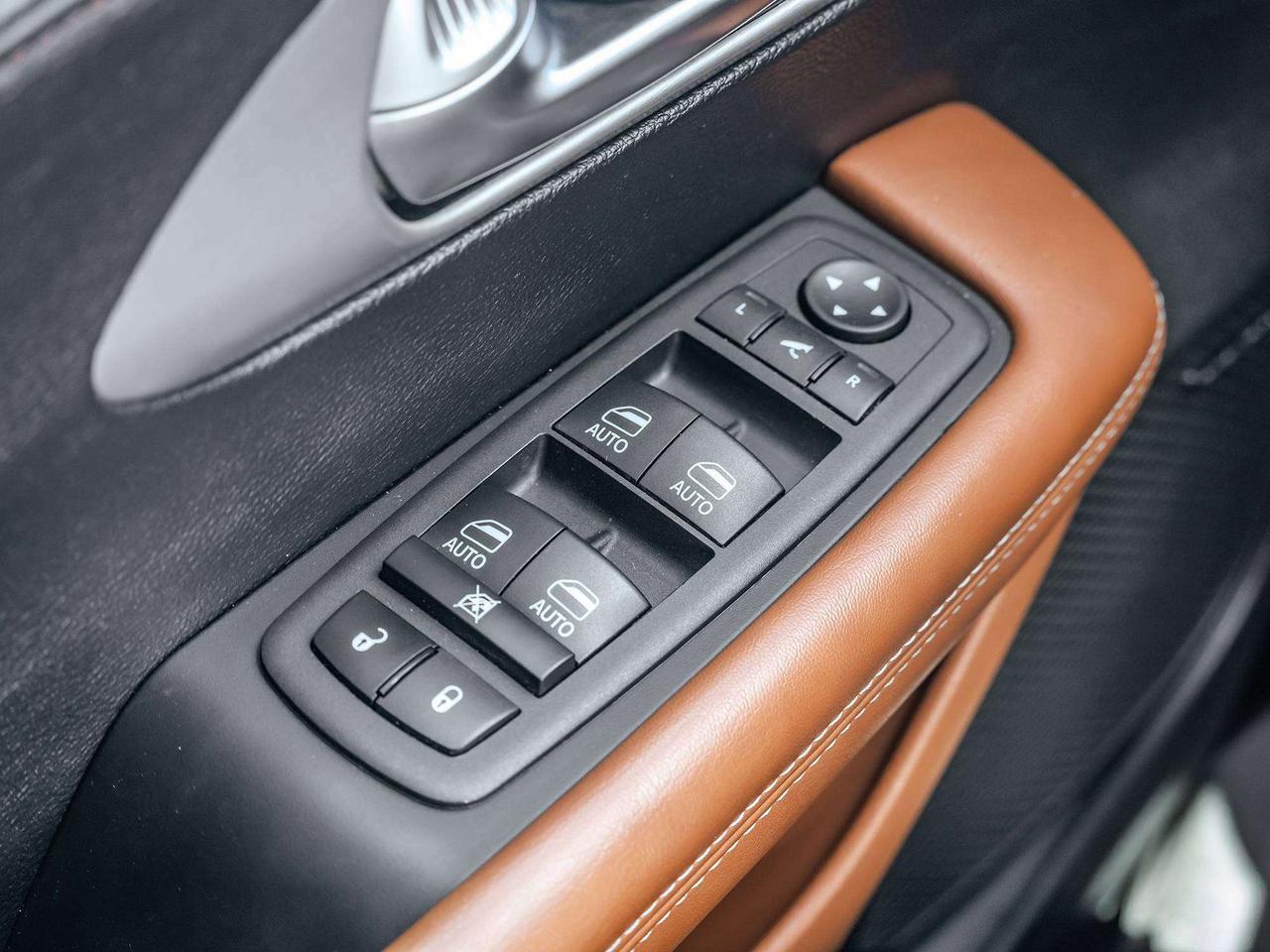 2024 Chrysler Pacifica PINNACLE  HYBRID  LOW KMS Photo