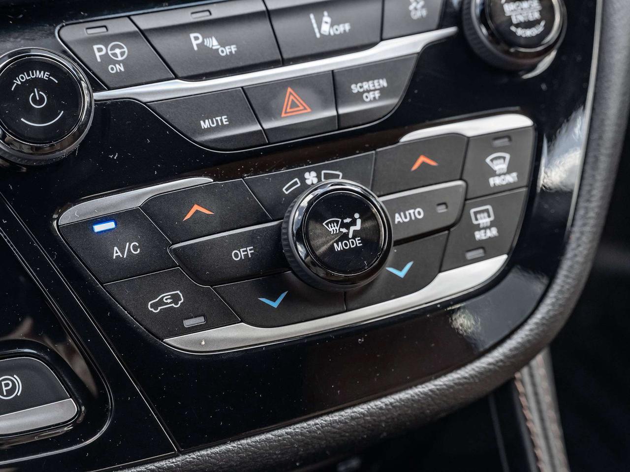 2024 Chrysler Pacifica PINNACLE  HYBRID  LOW KMS Photo