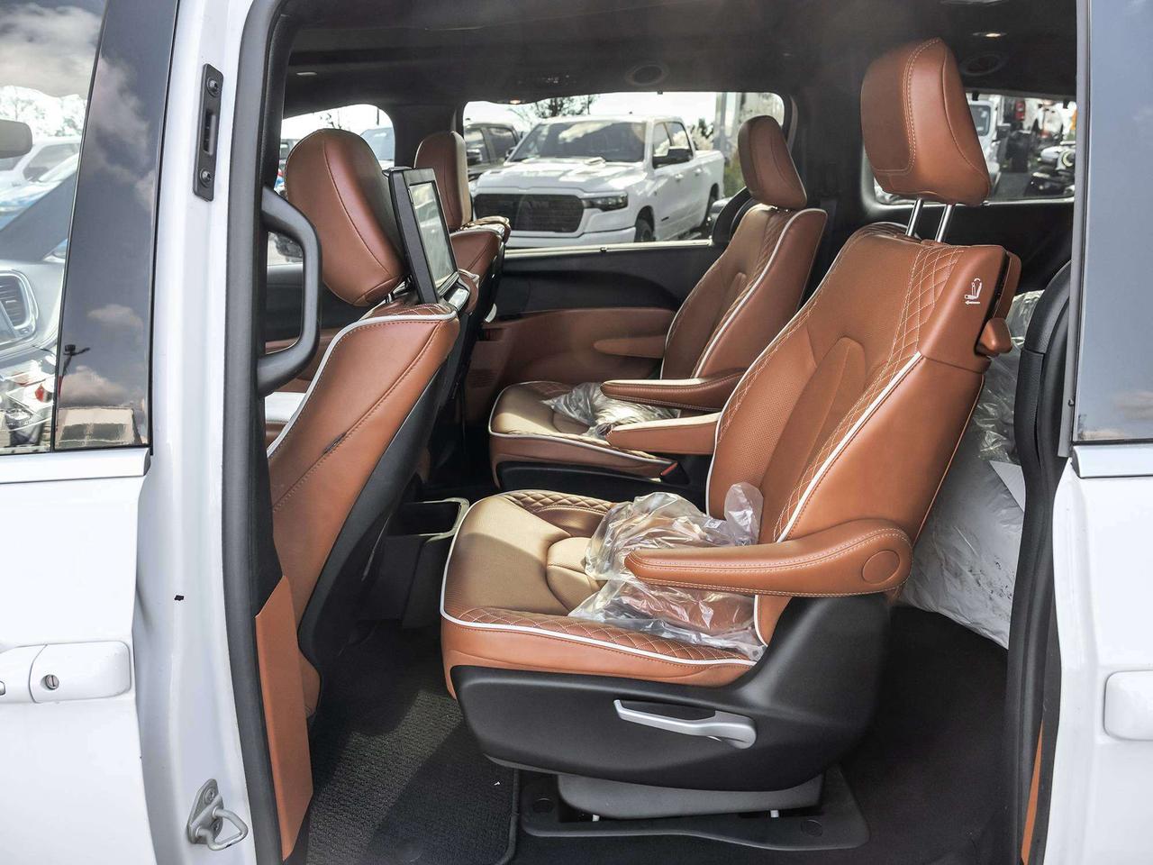 2024 Chrysler Pacifica PINNACLE  HYBRID  LOW KMS Photo