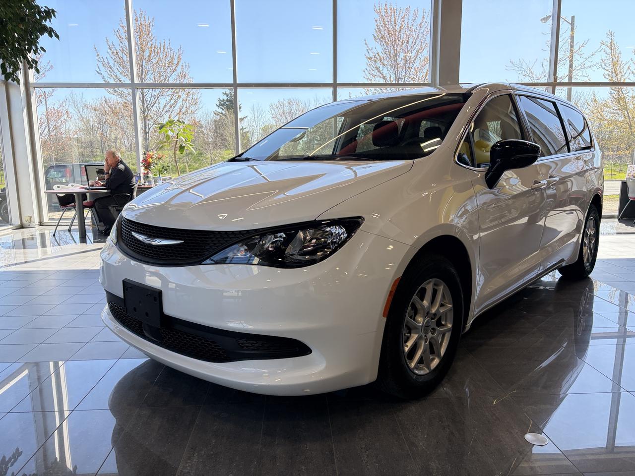 2024 Chrysler Grand Caravan SXT Photo0