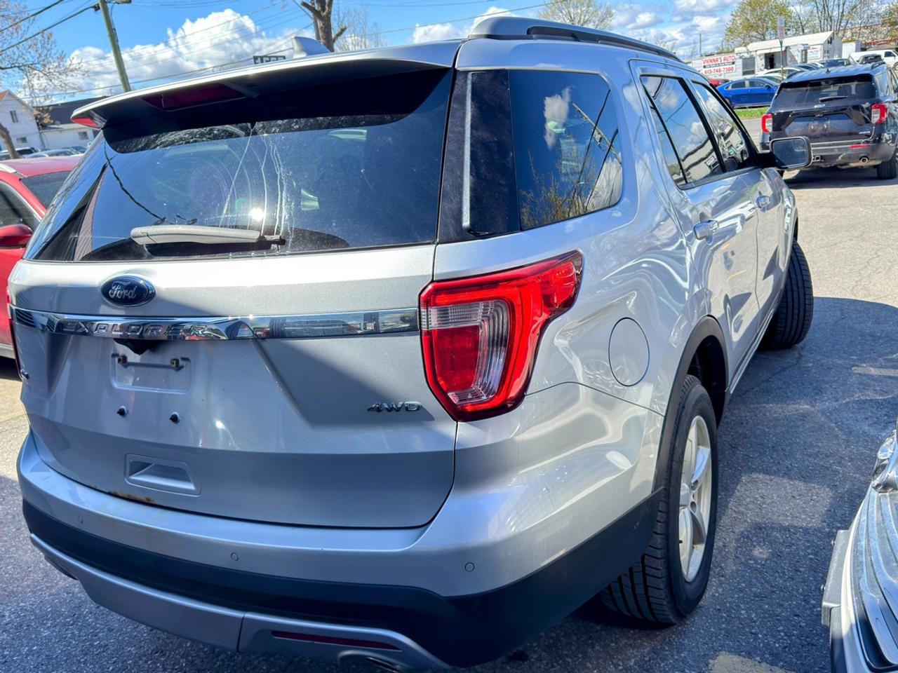 2017 Ford Explorer XLT Photo3