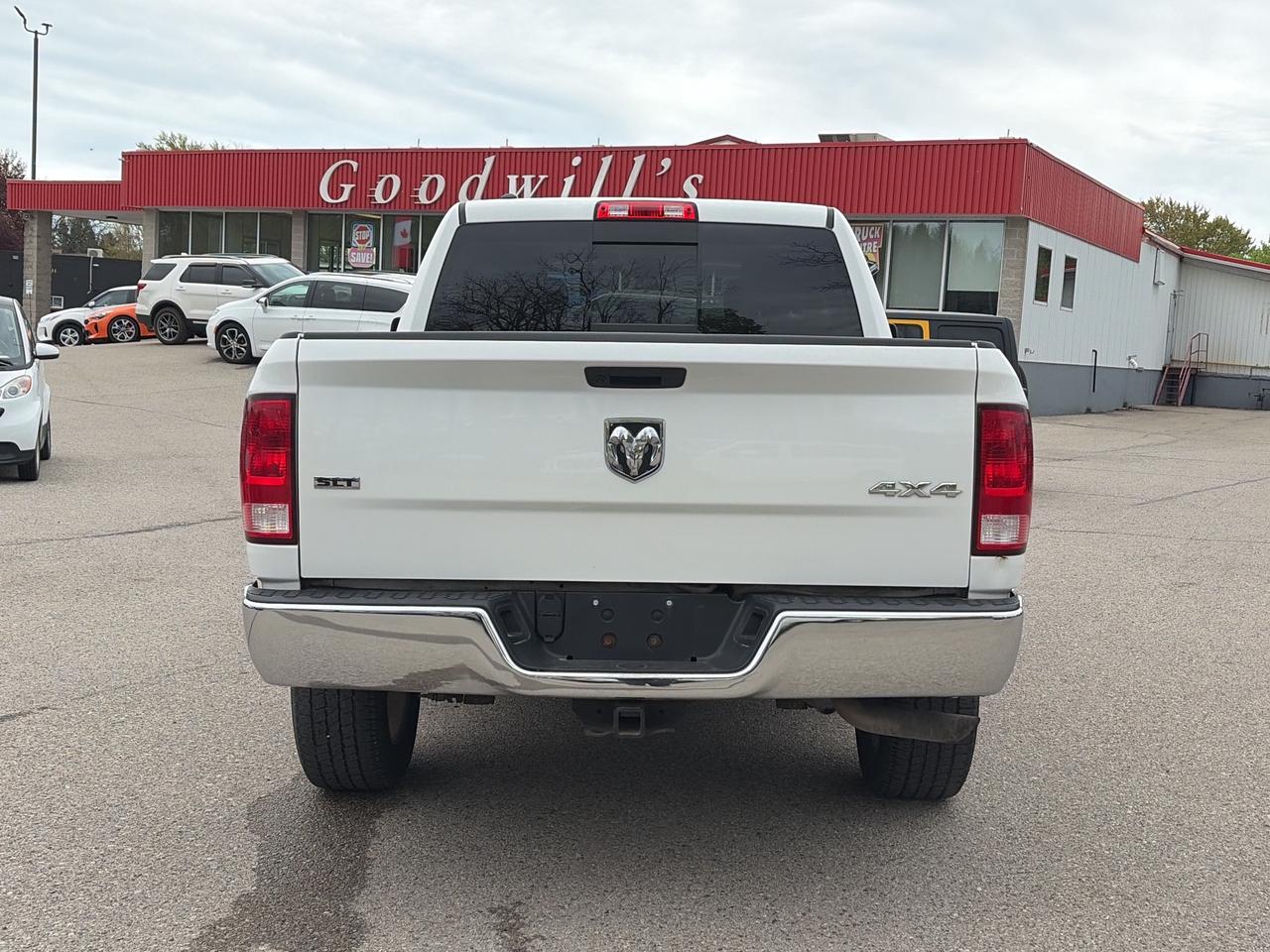 2019 RAM 1500 Classic CLEAN CARFAX, 6 PASSENGER, 4X4! Photo4