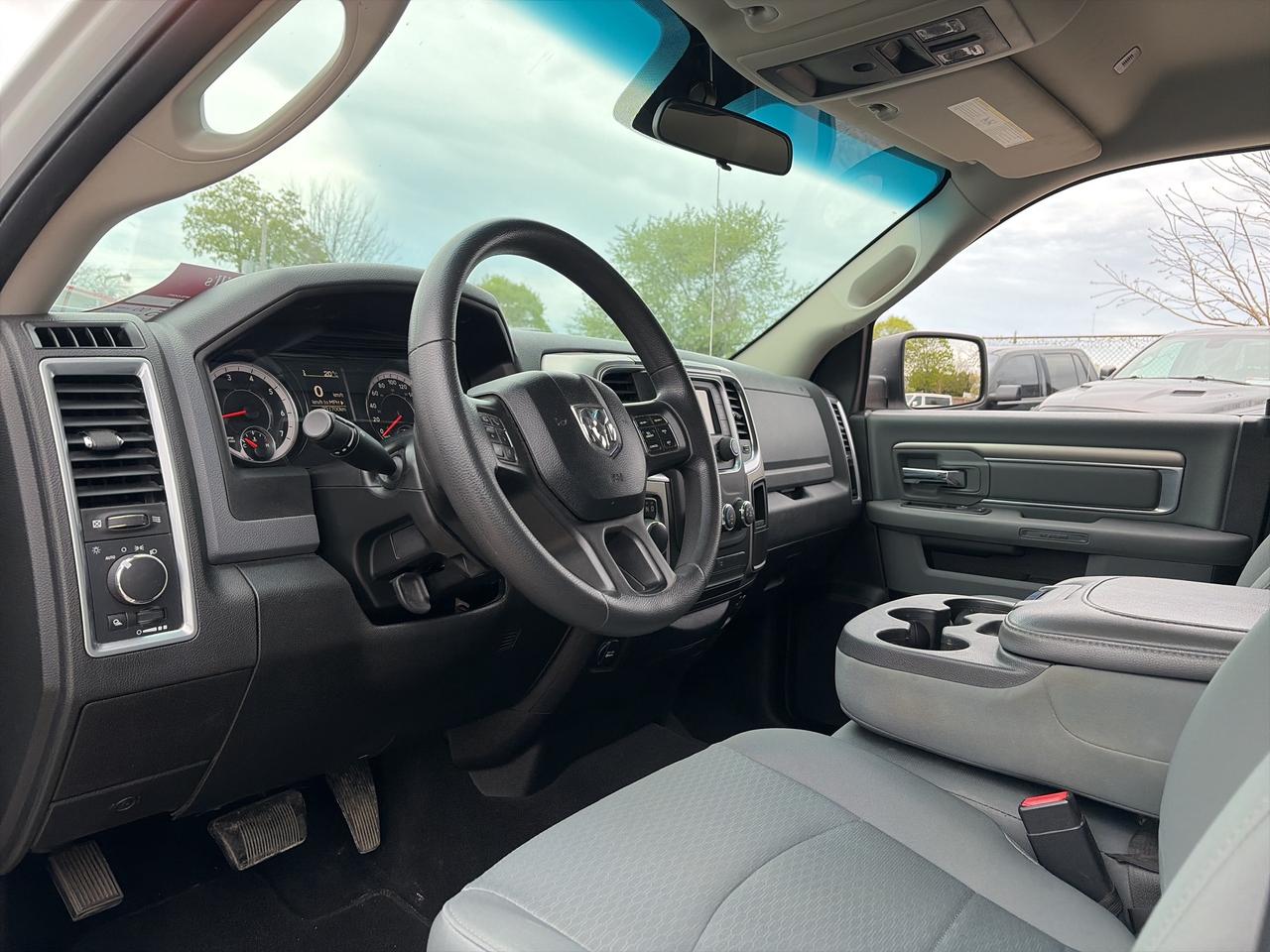 2019 RAM 1500 Classic CLEAN CARFAX, 6 PASSENGER, 4X4! Photo