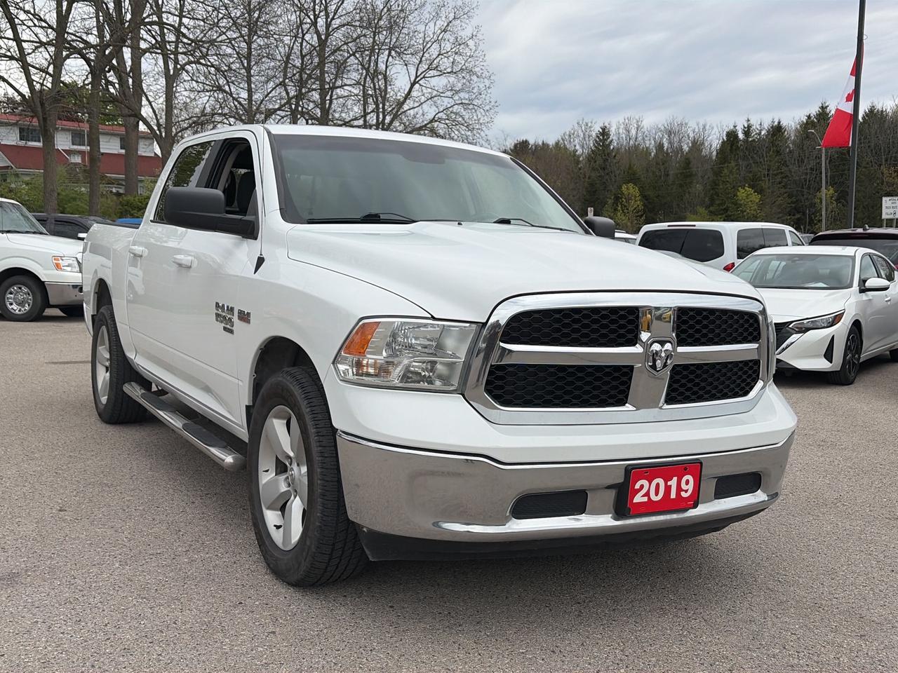 2019 RAM 1500 Classic CLEAN CARFAX, 6 PASSENGER, 4X4! Photo