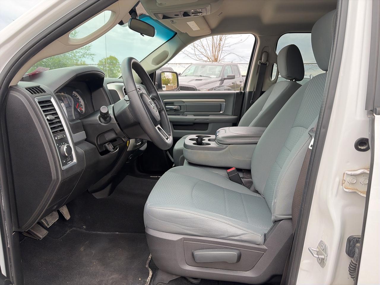 2019 RAM 1500 Classic CLEAN CARFAX, 6 PASSENGER, 4X4! Photo