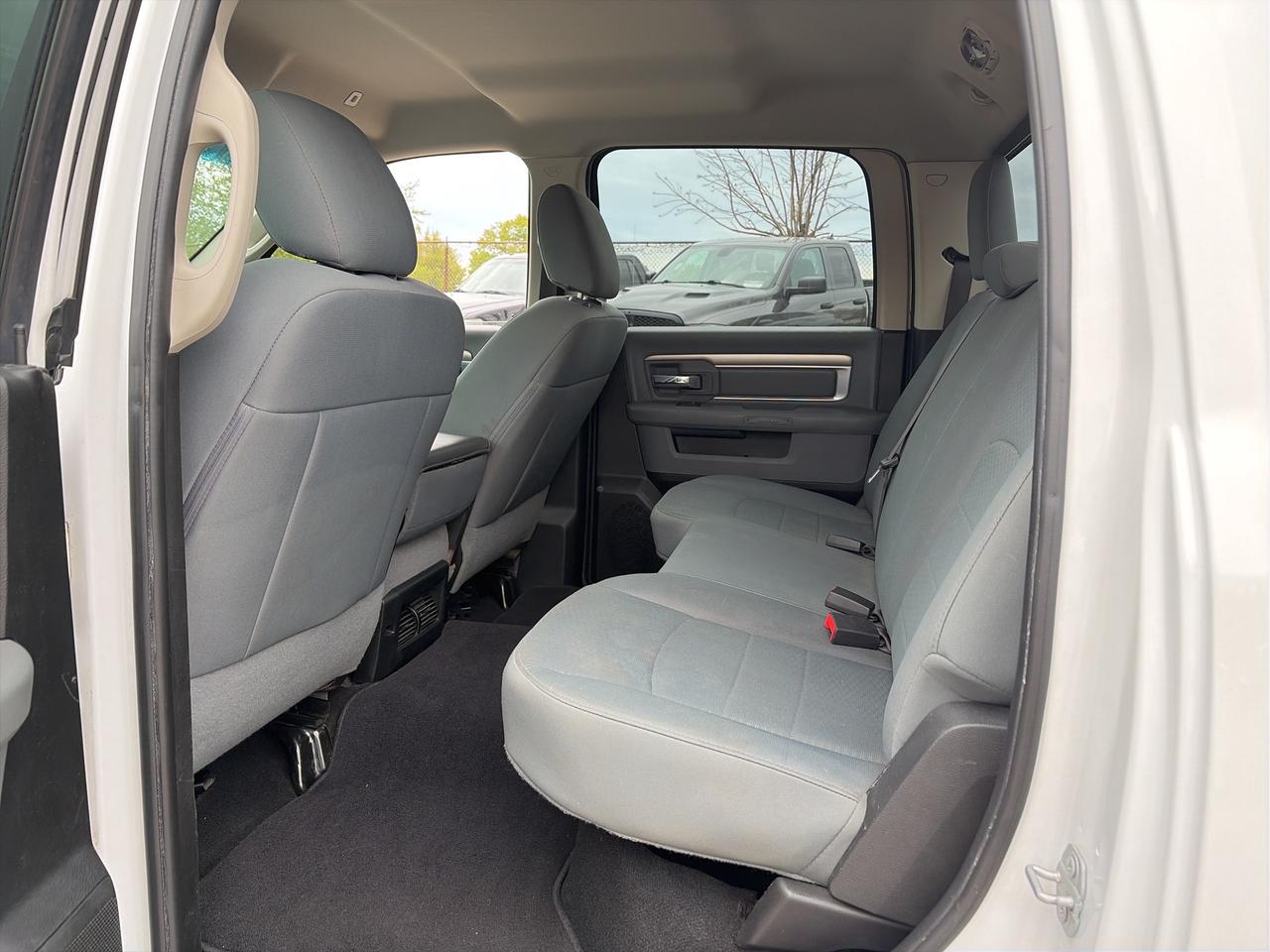 2019 RAM 1500 Classic CLEAN CARFAX, 6 PASSENGER, 4X4! Photo