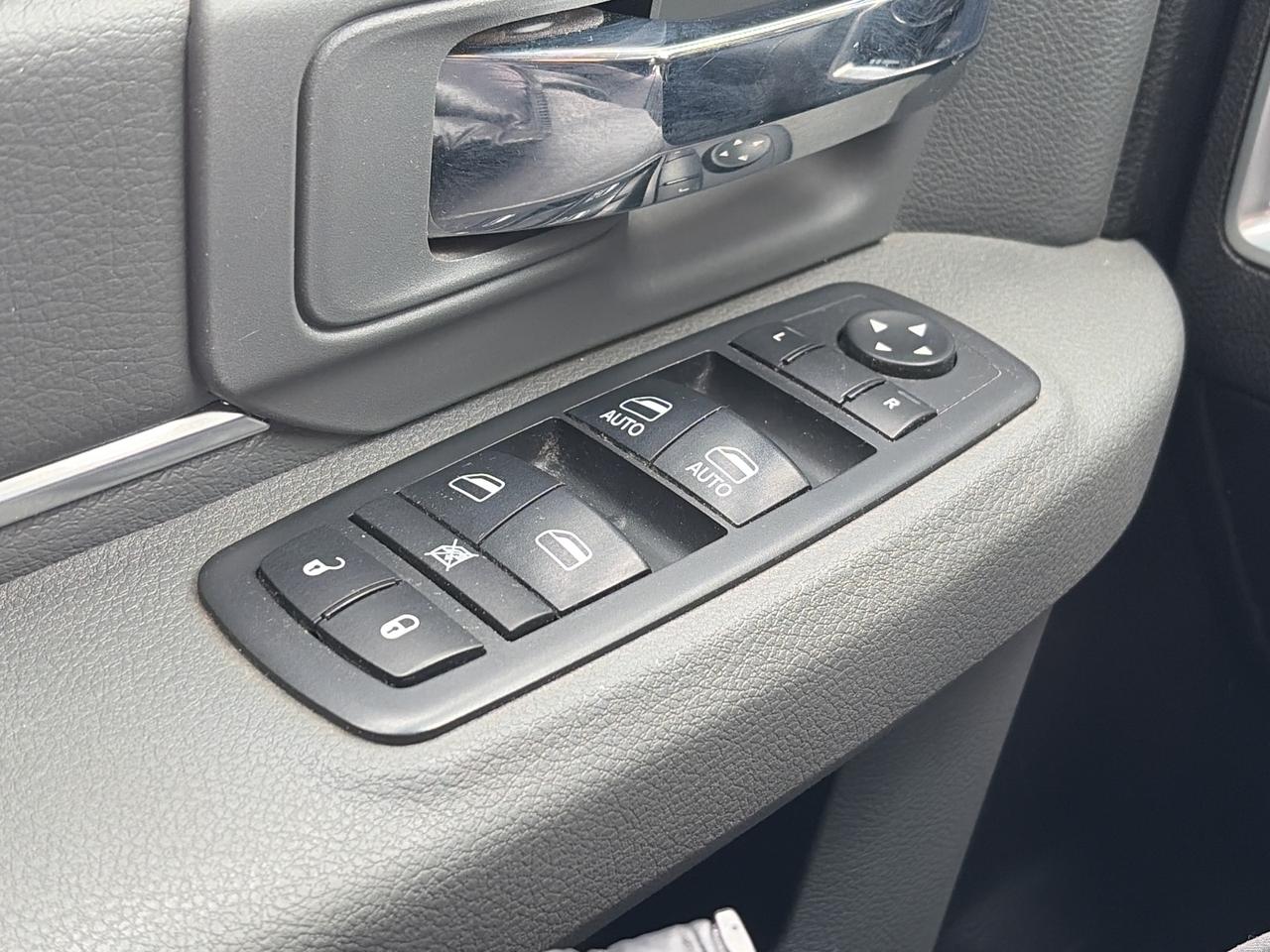 2019 RAM 1500 Classic CLEAN CARFAX, 6 PASSENGER, 4X4! Photo