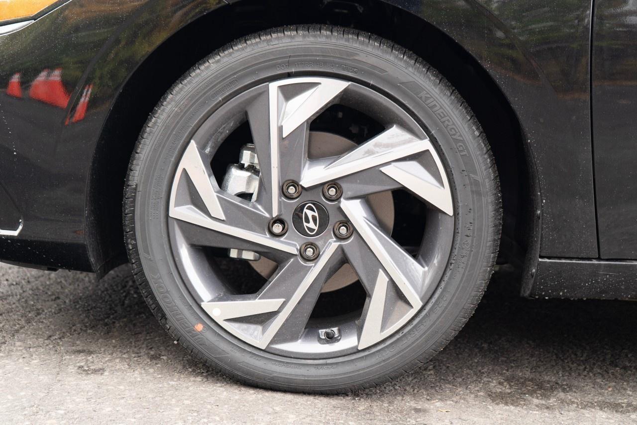 2026 Hyundai Elantra Hybrid Luxury Sedan Photo