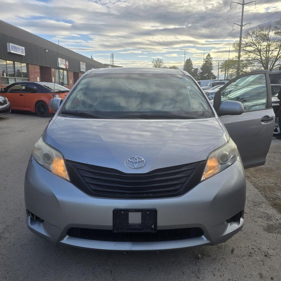 2011 Toyota Sienna CE Photo4
