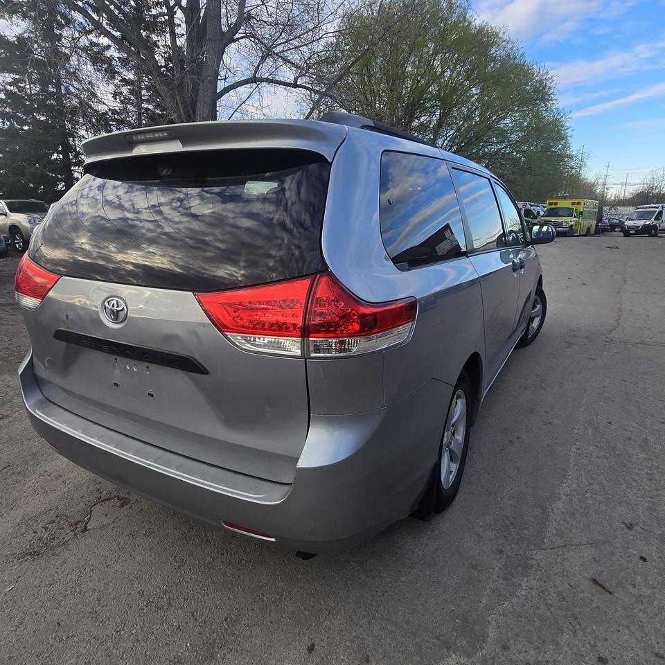 2011 Toyota Sienna CE Photo3