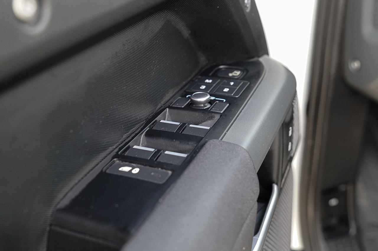 2023 Land Rover Defender X-Dynamic SE 110 AWD |PANO|NAVI|COOLED|WOOD TRIM Photo