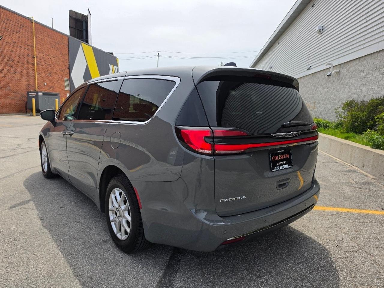 2023 Chrysler Pacifica TOURING L-LEATHER-LOADED-STOW & GO Photo2
