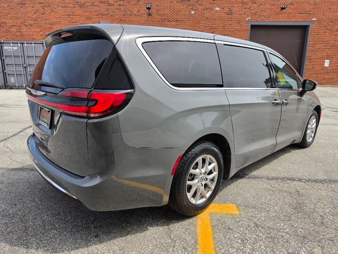 2023 Chrysler Pacifica TOURING L-LEATHER-LOADED-STOW & GO Photo4