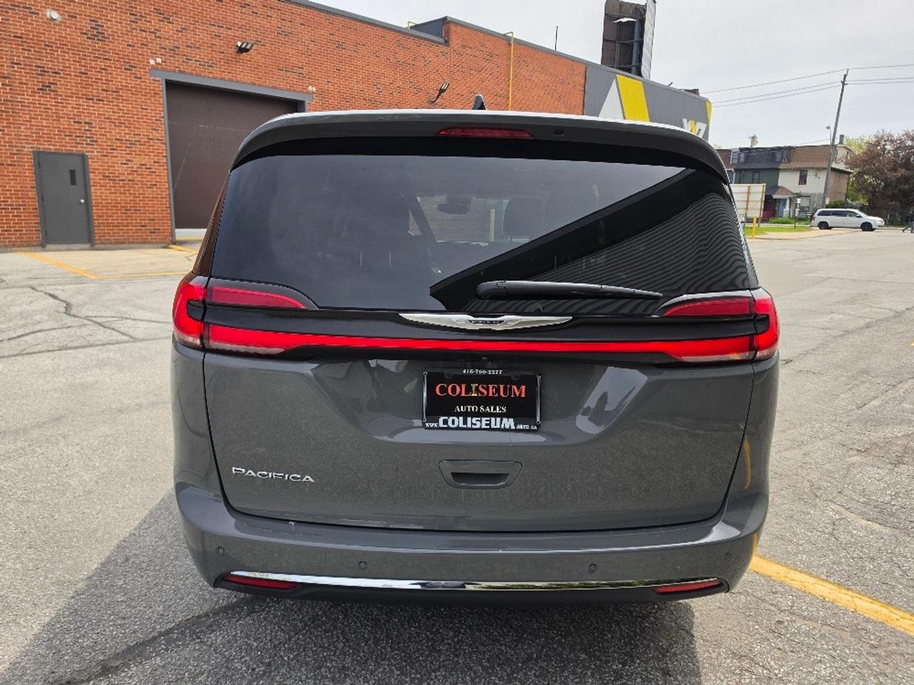 2023 Chrysler Pacifica TOURING L-LEATHER-LOADED-STOW & GO Photo3