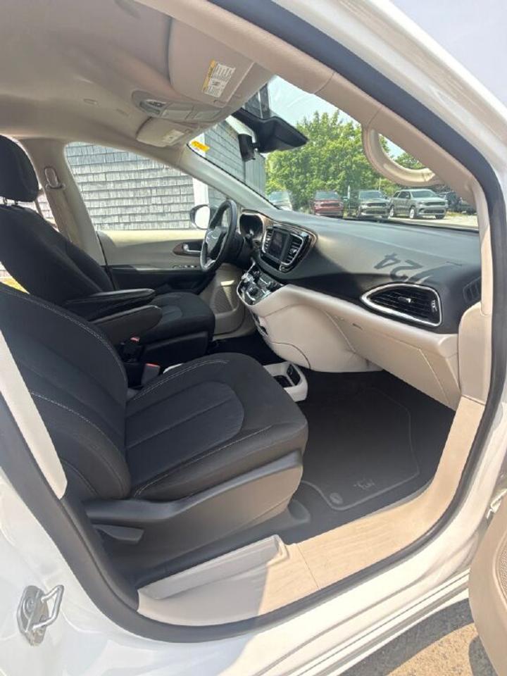 2024 Dodge Grand Caravan SXT Photo
