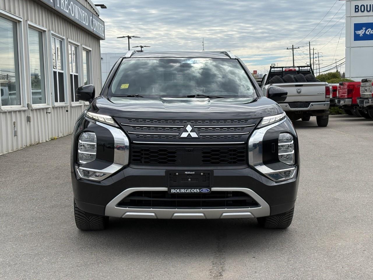 2022 Mitsubishi Outlander  Photo2