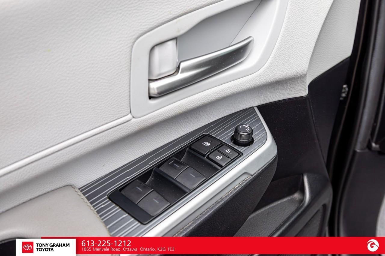 2025 Toyota Sienna XLE 8-Passenger Photo