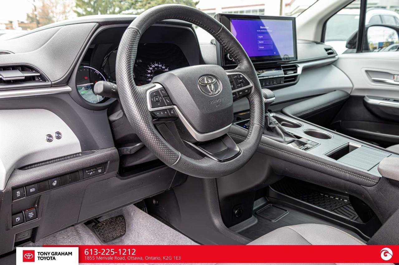 2025 Toyota Sienna XLE 8-Passenger Photo