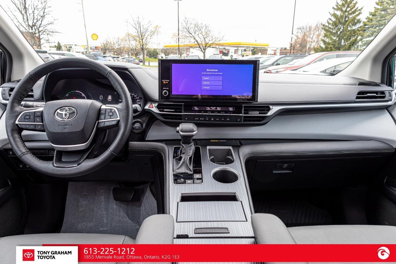 2025 Toyota Sienna XLE 8-Passenger Photo