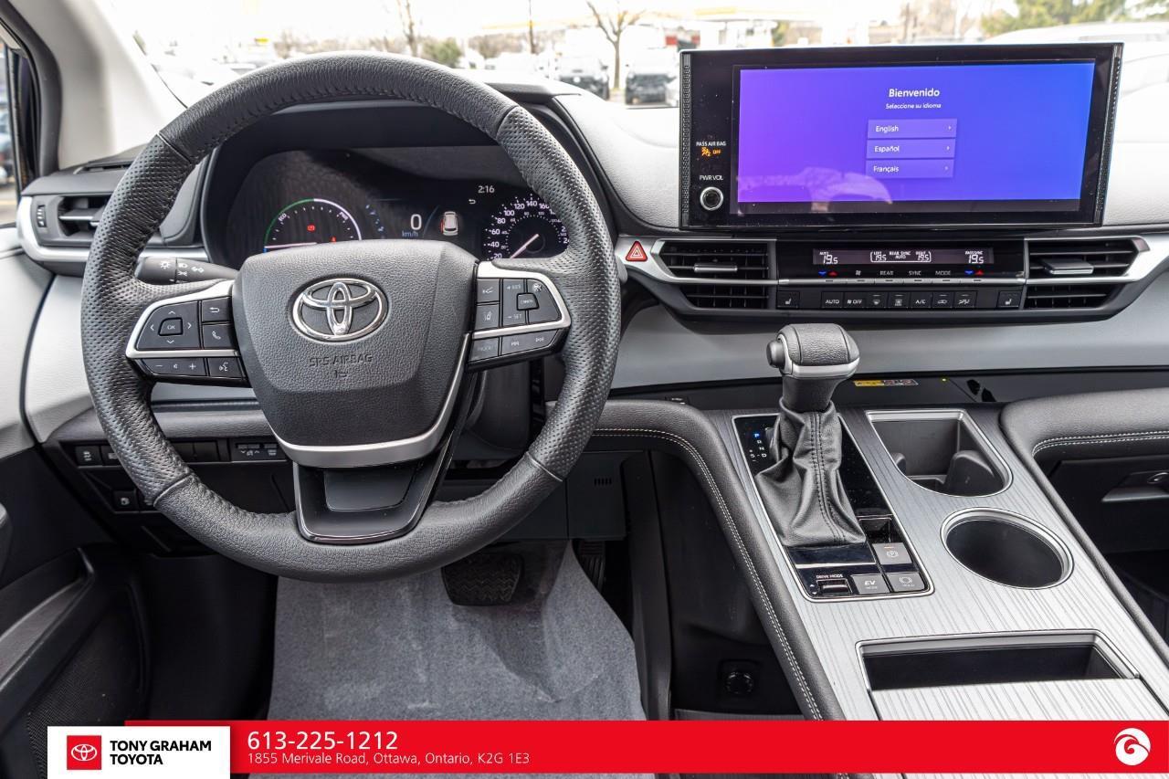2025 Toyota Sienna XLE 8-Passenger Photo