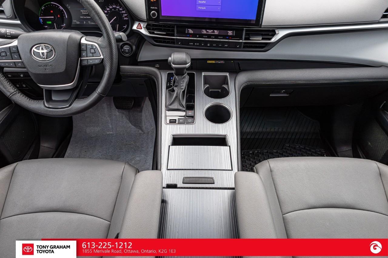 2025 Toyota Sienna XLE 8-Passenger Photo