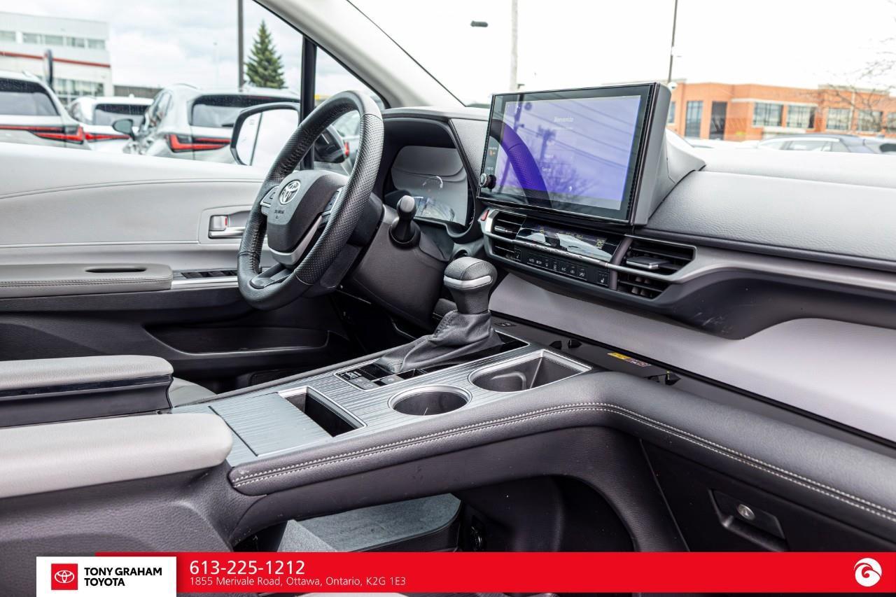 2025 Toyota Sienna XLE 8-Passenger Photo