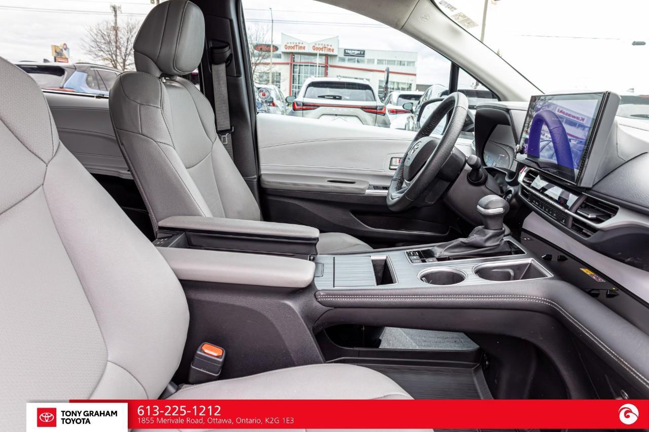 2025 Toyota Sienna XLE 8-Passenger Photo