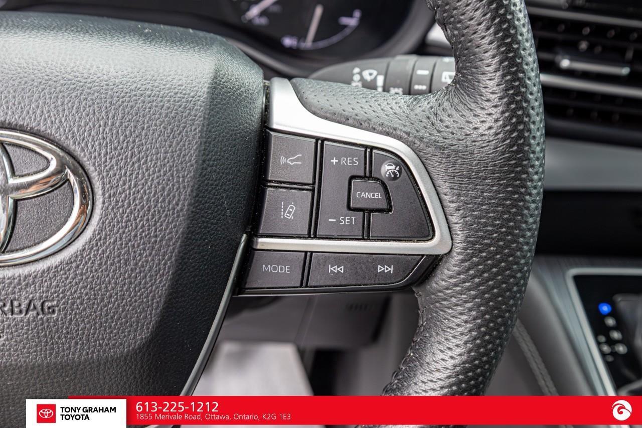 2025 Toyota Sienna XLE 8-Passenger Photo