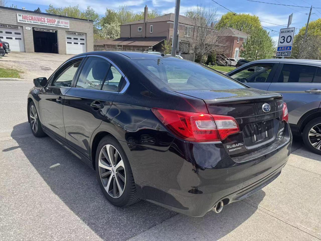 2017 Subaru Legacy 3.6R Limited Photo4