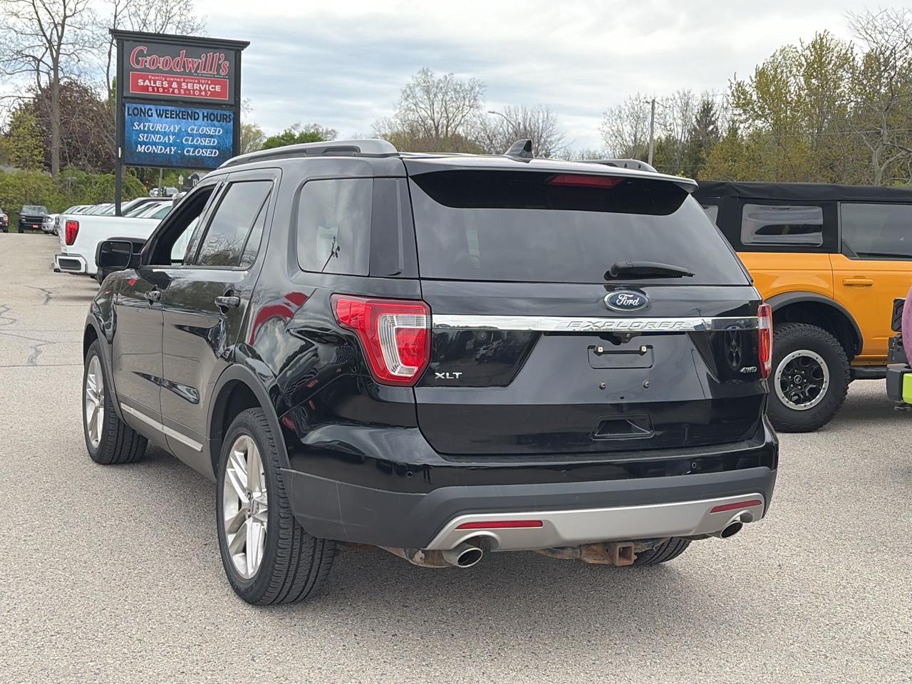 2017 Ford Explorer XLT, CLEAN CARFAX, 7 PASS, AWD, HEATED SEATS! Photo