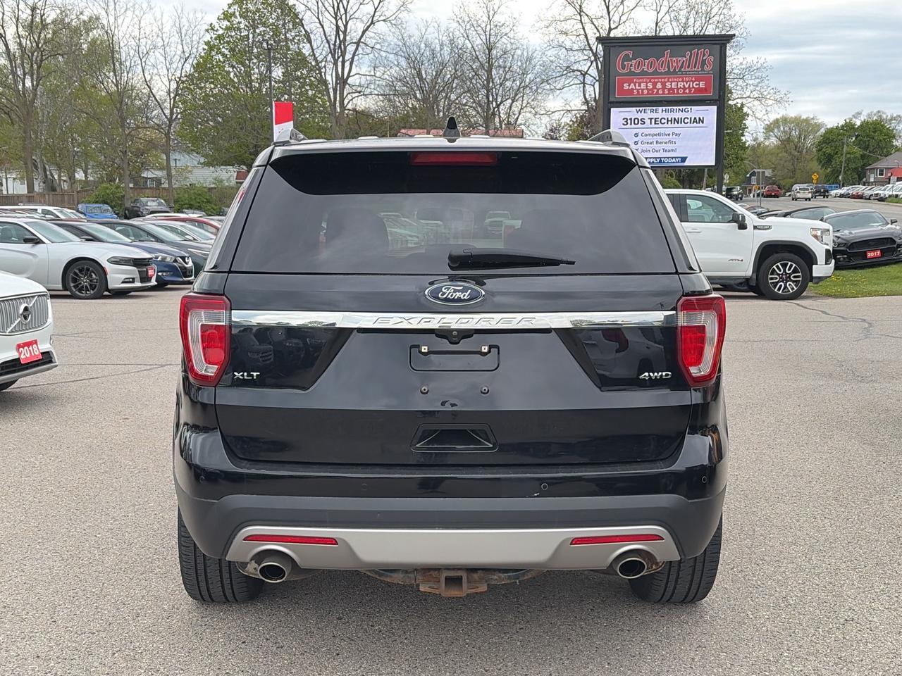 2017 Ford Explorer XLT, CLEAN CARFAX, 7 PASS, AWD, HEATED SEATS! - Photo #5